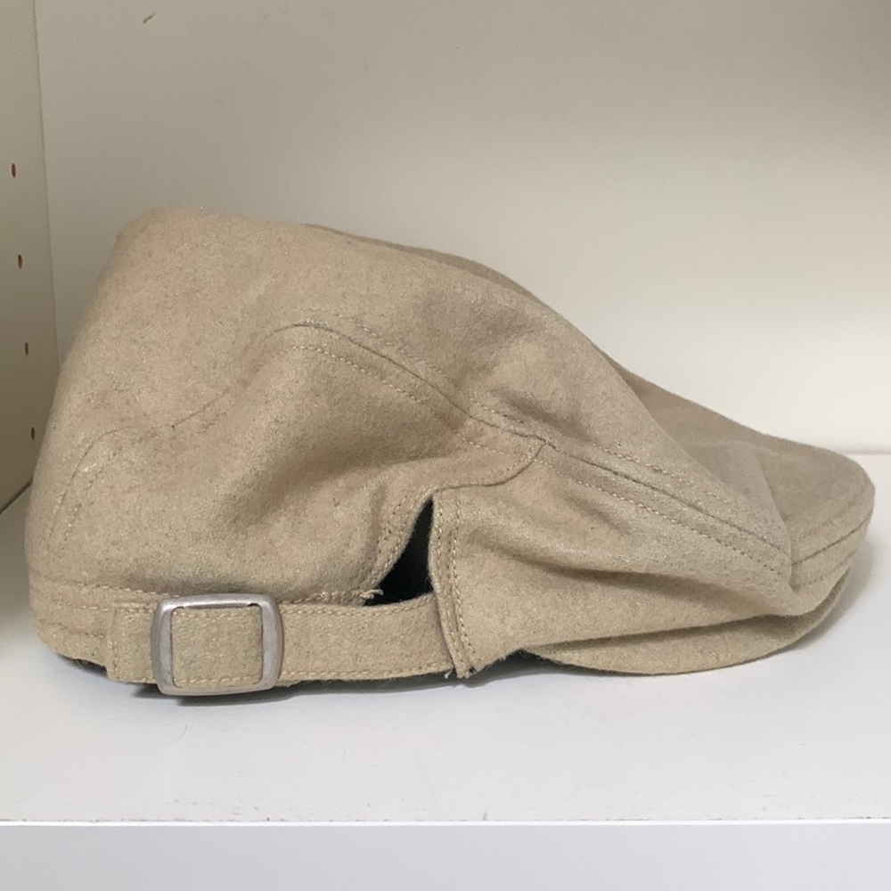 Adjustable flat hat. Can be used two ways